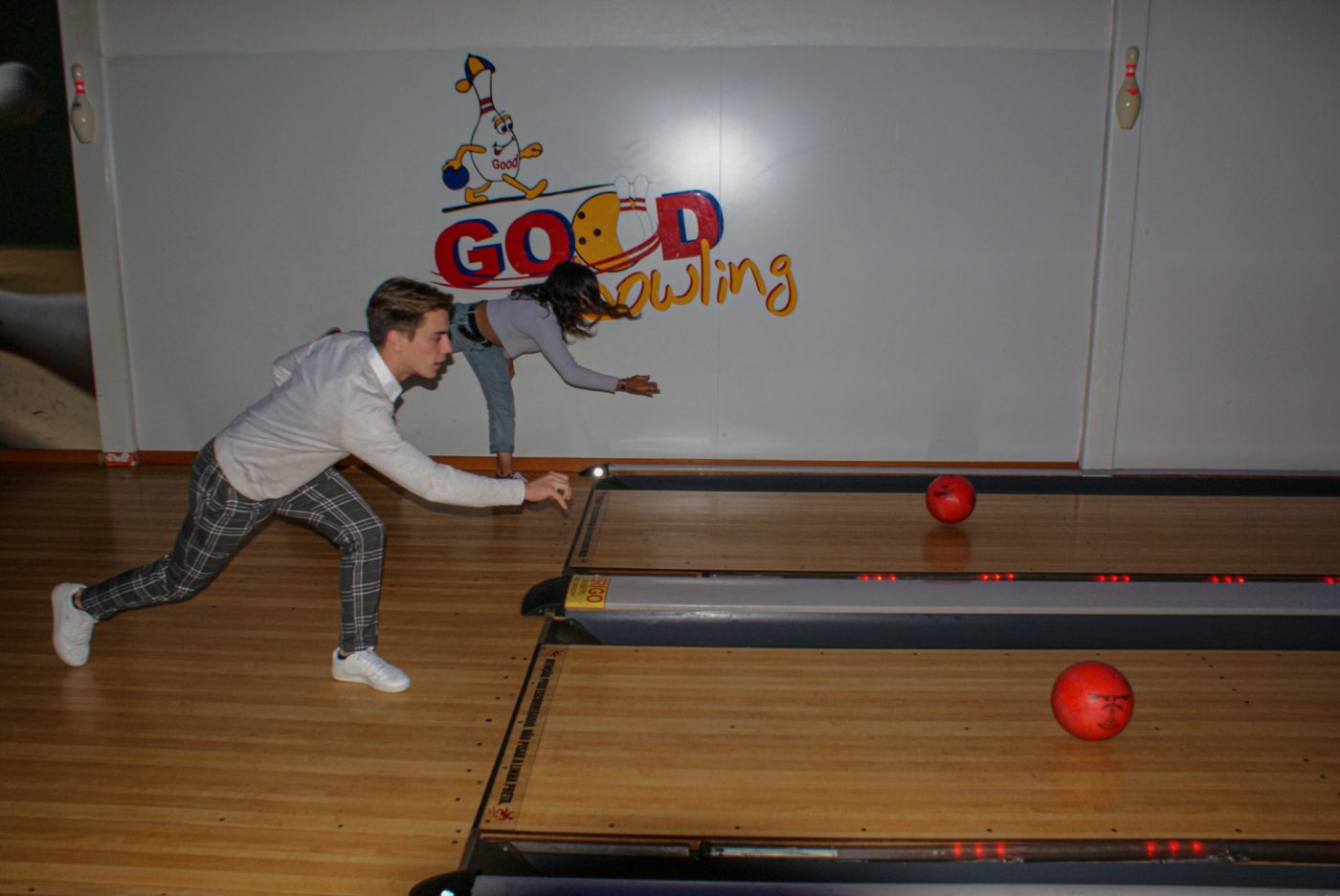 Jovens a lançar bolas vermelhas nas pistas do Good Bowling em Leiria