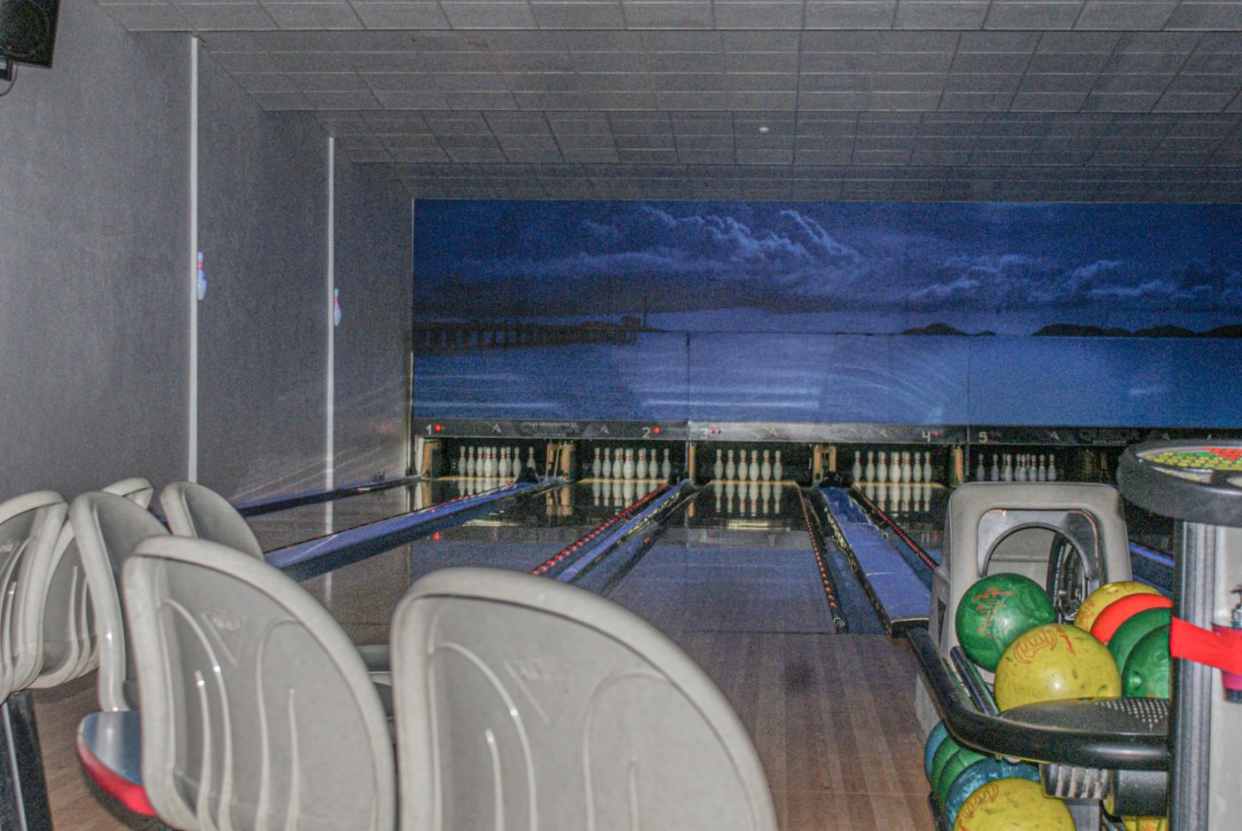 Vista geral das pistas de bowling do Good Bowling em Leiria